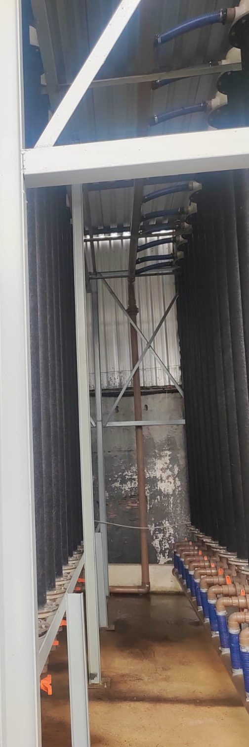 Detalhe de vaso de processo conectado a tubulações.